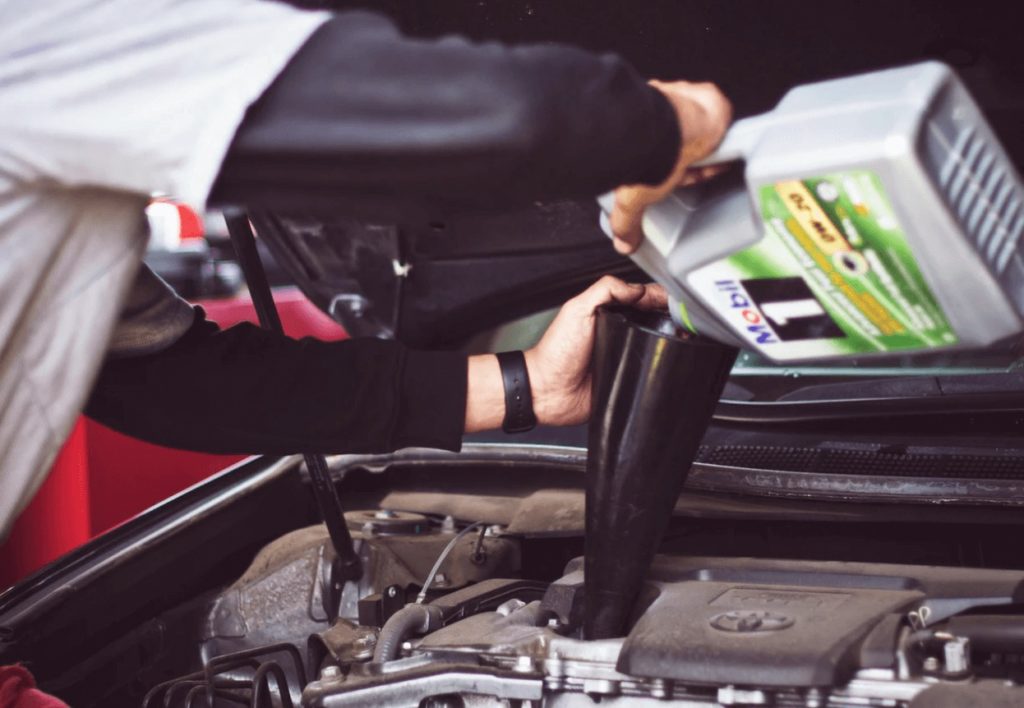 バイクと車のエンジンオイルはどう違うの 入れ替えるとどうなるか解説 モリバイク