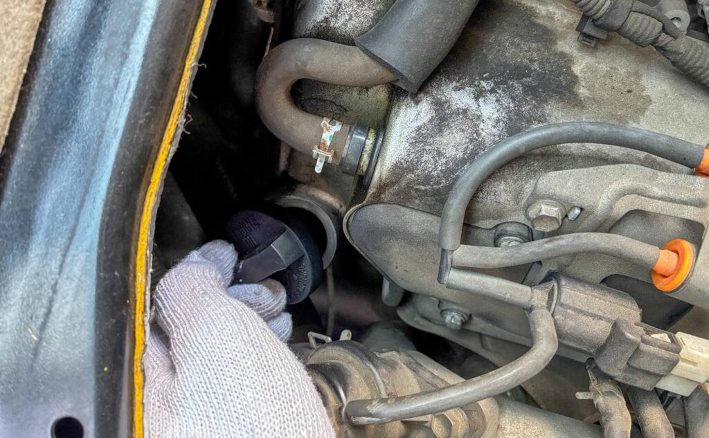 エブリィ オイルキャップを外す