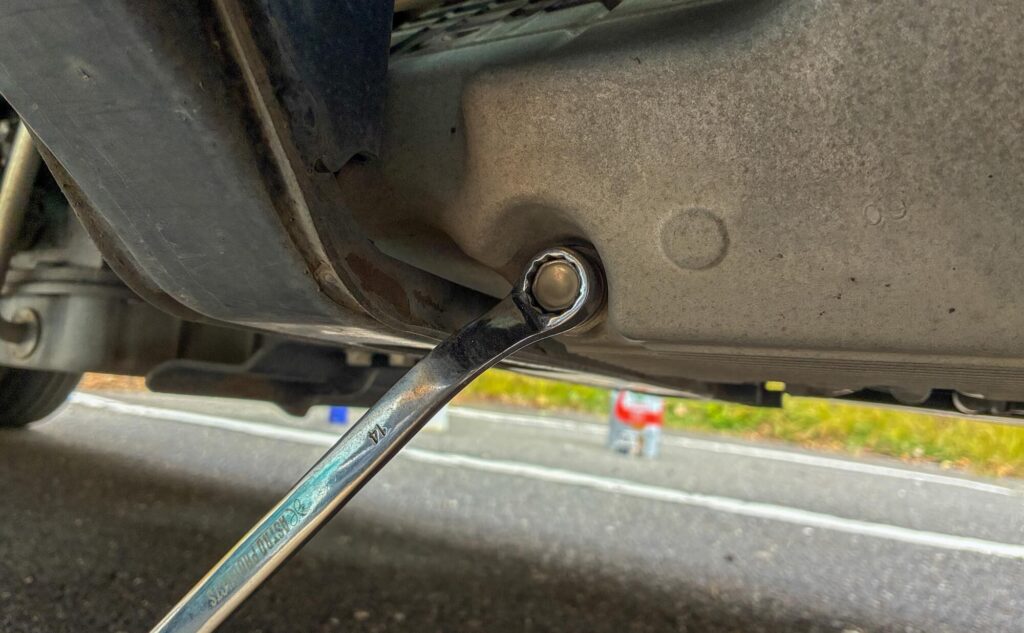 エブリィ オイル交換 ドレンプラグ