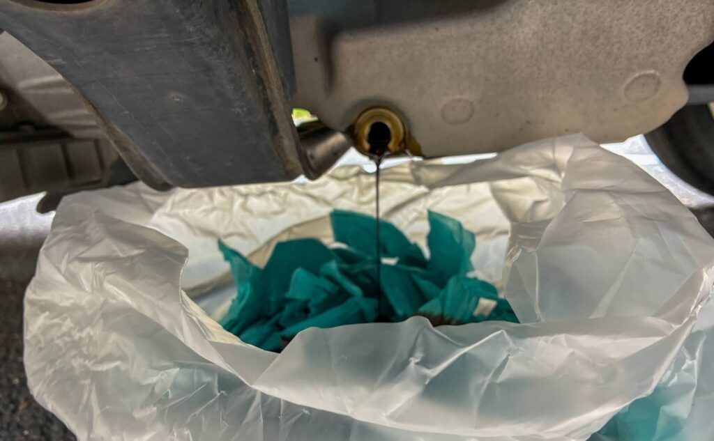 エブリィ エンジンオイル 抜いているところ