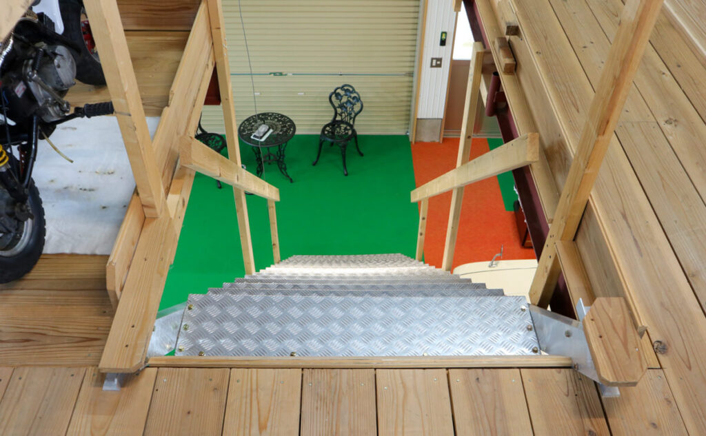 水車小屋グループwheel 階段 1階展示場