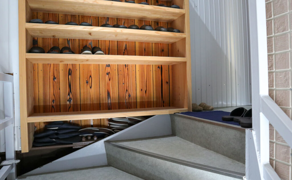 水車小屋グループwheel 入り口階段