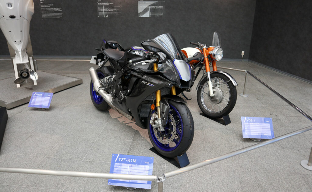 ヤマハコミュニケーションプラザ 1F YZF-R1